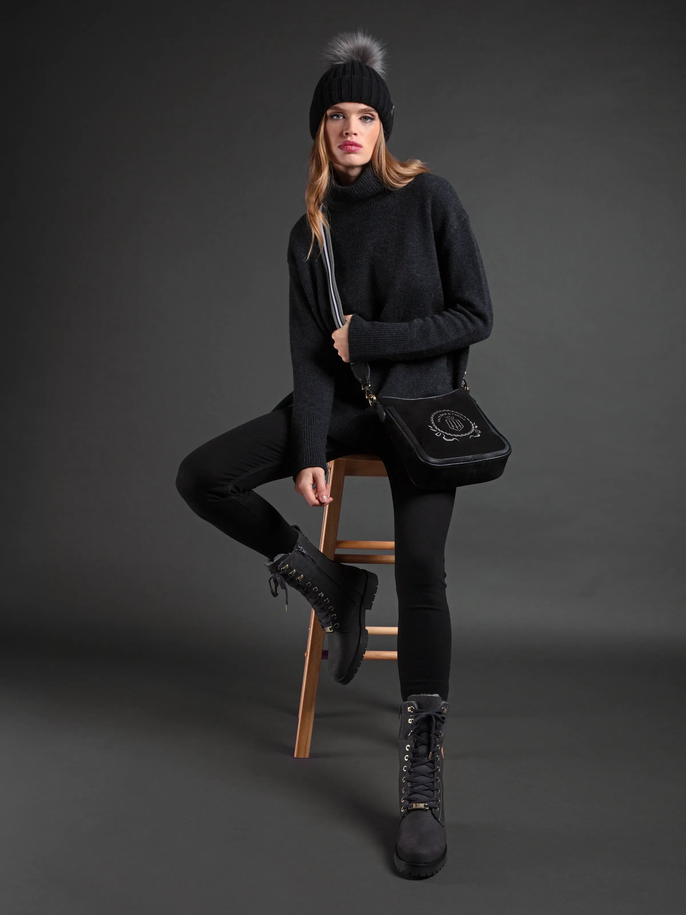 Richmond Messenger Bag - Black - Image 6
